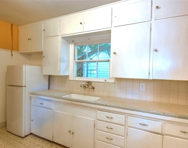 1004 E 38 1/2 St - Photo Thumbnail 10