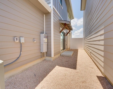 7702 Dylan Dr - Photo Thumbnail 15