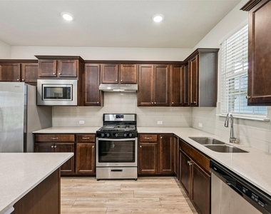401 Yorktown St - Photo Thumbnail 6
