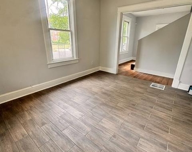 800 44th Street Ne - Photo Thumbnail 2