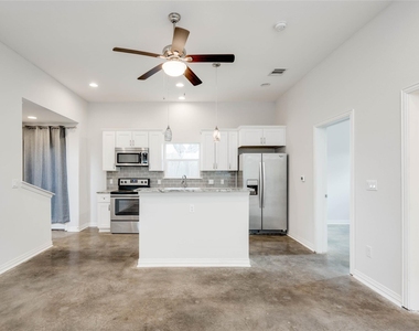 811 Gunter St - Photo Thumbnail 3