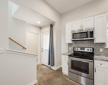 811 Gunter St - Photo Thumbnail 8