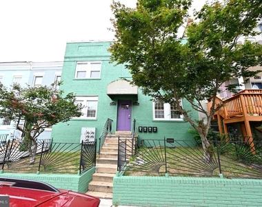 550 Hobart Place Nw - Photo Thumbnail 1