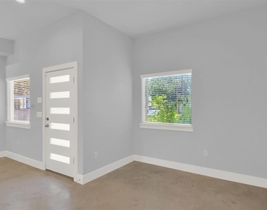 6902 Carver Ave - Photo Thumbnail 12