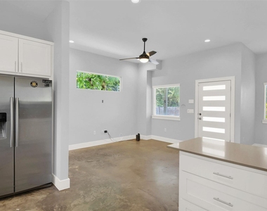 6902 Carver Ave - Photo Thumbnail 8