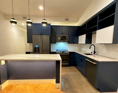 507 Sabine St - Photo Thumbnail 3