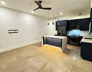 507 Sabine St - Photo Thumbnail 2