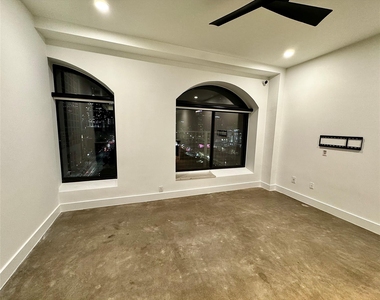 507 Sabine St - Photo Thumbnail 8