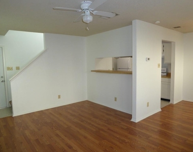 9102 Sanger Dr - Photo Thumbnail 4