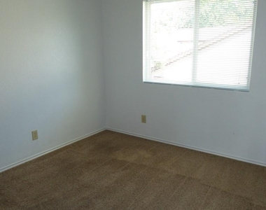 9102 Sanger Dr - Photo Thumbnail 14
