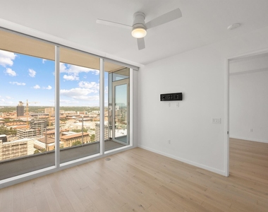 313 W 17th St - Photo Thumbnail 11