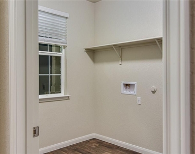 309 Naset Dr - Photo Thumbnail 4