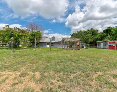 820 Stadium Dr - Photo Thumbnail 29