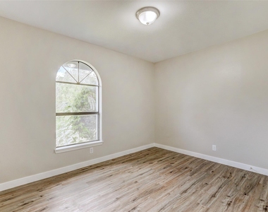 820 Stadium Dr - Photo Thumbnail 17