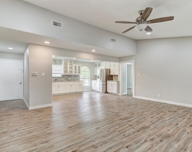 820 Stadium Dr - Photo Thumbnail 6