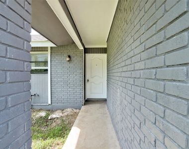 820 Stadium Dr - Photo Thumbnail 2