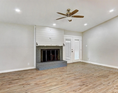 820 Stadium Dr - Photo Thumbnail 4