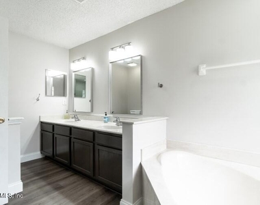 557 Grand Parke Drive - Photo Thumbnail 17