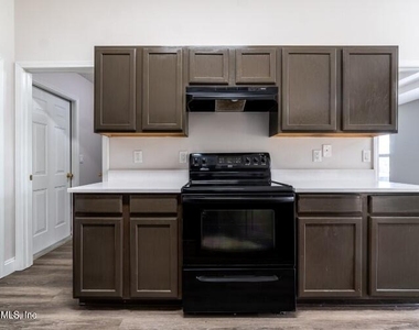 557 Grand Parke Drive - Photo Thumbnail 7