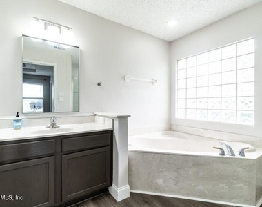 557 Grand Parke Drive - Photo Thumbnail 16