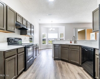 557 Grand Parke Drive - Photo Thumbnail 8