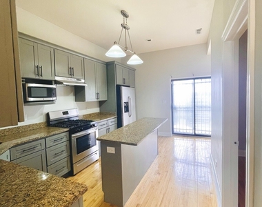 469 E Bowen Avenue - Photo Thumbnail 5