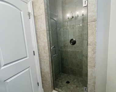 469 E Bowen Avenue - Photo Thumbnail 11