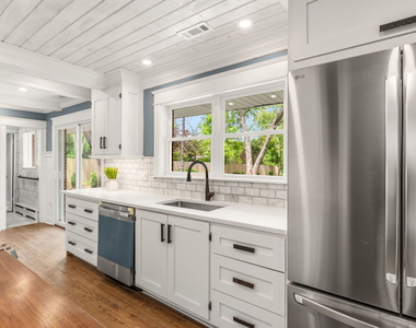 1010 W Elm Street - Photo Thumbnail 18