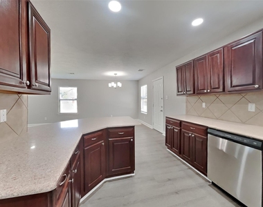 7718 Balsam Crossing Lane - Photo Thumbnail 4