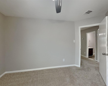 7718 Balsam Crossing Lane - Photo Thumbnail 9
