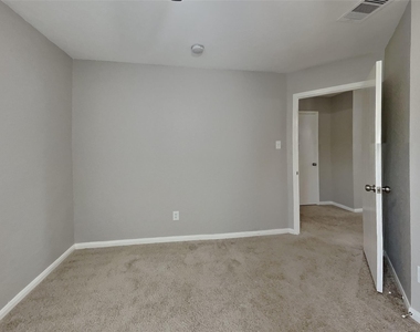 7718 Balsam Crossing Lane - Photo Thumbnail 10