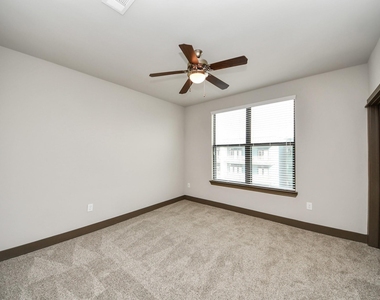 5454 Washington St Avenue - Photo Thumbnail 4