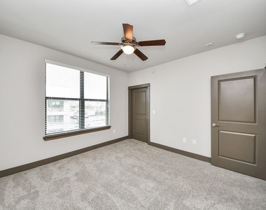 5454 Washington St Avenue - Photo Thumbnail 8