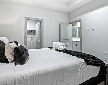 829 N Emile Street - Photo Thumbnail 15