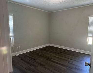 1709 W 4th Street - Photo Thumbnail 5