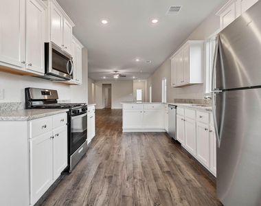15881 Berry Hill Drive - Photo Thumbnail 7