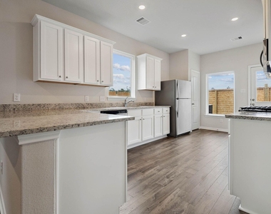 15881 Berry Hill Drive - Photo Thumbnail 5