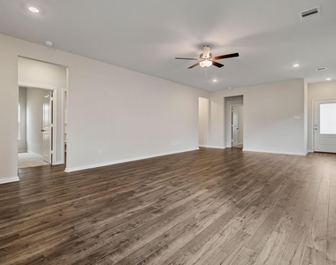 15881 Berry Hill Drive - Photo Thumbnail 4