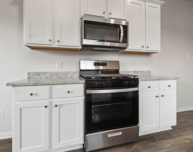 15881 Berry Hill Drive - Photo Thumbnail 8