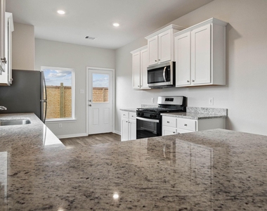 15881 Berry Hill Drive - Photo Thumbnail 6