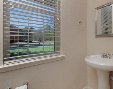 50 E Pipers Green - Photo Thumbnail 7