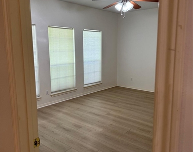 120 Hiwon Drive - Photo Thumbnail 28