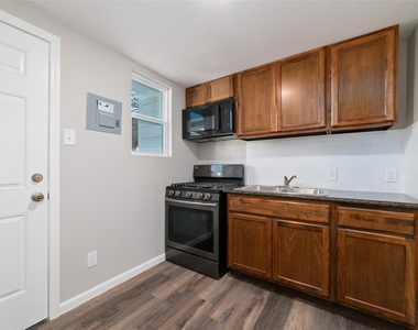 800 E Adoue Street - Photo Thumbnail 1