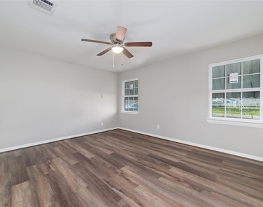800 E Adoue Street - Photo Thumbnail 3