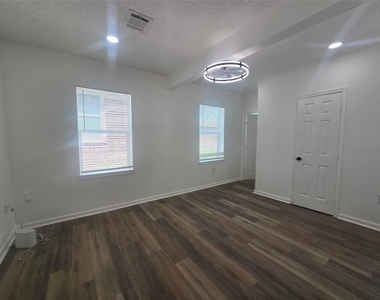 5102 Avenue L - Photo Thumbnail 15