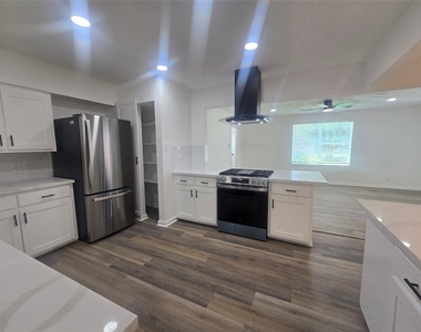 5102 Avenue L - Photo Thumbnail 6