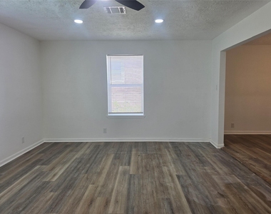 5102 Avenue L - Photo Thumbnail 13