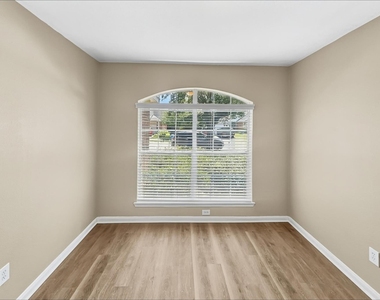 1711 Mickle Creek Drive - Photo Thumbnail 5
