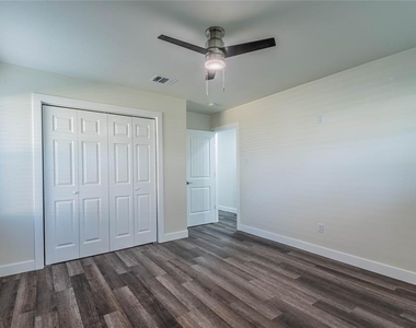 6003 De Moss Drive - Photo Thumbnail 8