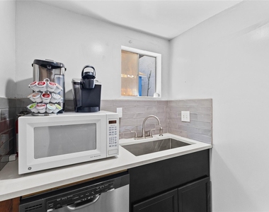 2511 Whitney - Photo Thumbnail 19